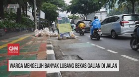VIDEO: Warga Mengeluh Banyak Lubang Bekas Galian di Jalan