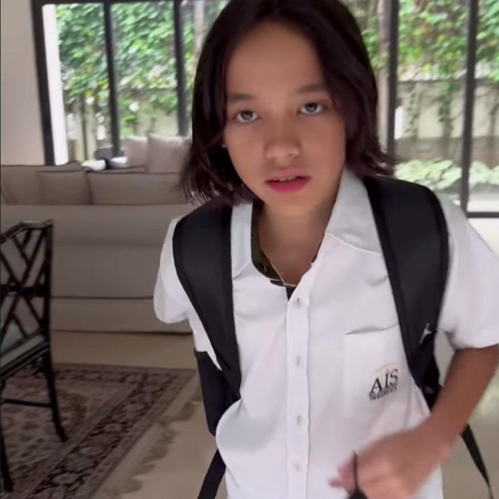 <p>Dari seragam yang dikenakan, Noah kini menjadi siswa di Jakarta International School (JIS), Bunda. Ia juga terlihat antusias saat akan berangkat ke sekolah. (Foto: Instagram @bclsinclair) <br /><br /><br /></p>