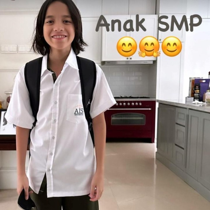 <p>BCL sendiri begitu antusias melihat sang putra yang kini tampil dengan seragam baru. Melalui media sosial Instagram, pelantun Cinta Sejati itu membagikan potret anaknya saat akan berangkat ke sekolah. "Anak SMP," tulisnya dengan menyematkan emotikon lucu melalui akun @bclsinclair. (Foto: Instagram @bclsinclair) <br /><br /><br /></p>