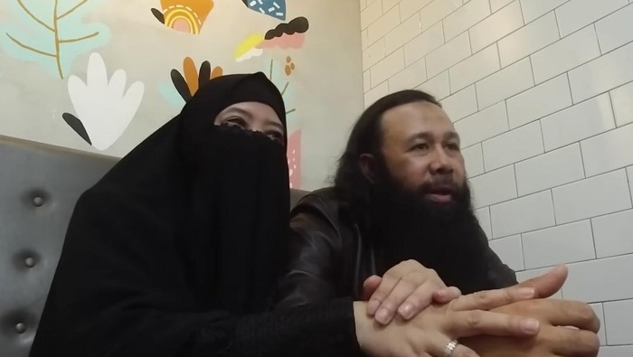 Peggy Melati Sukma dengan Reza Abdul Jabbar.