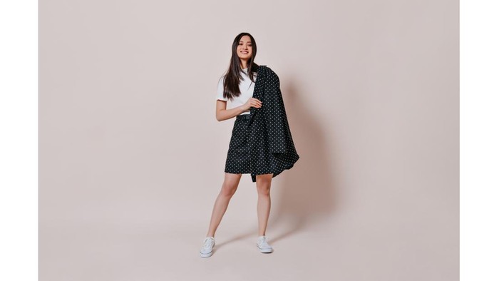 Pilihan warna outfit yang bikin perempuan terlihat semakin menarik/freepik/lookstudio
