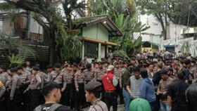 Ribuan Polisi Terjun Kosongkan Hotel Banana Inn di Bandung