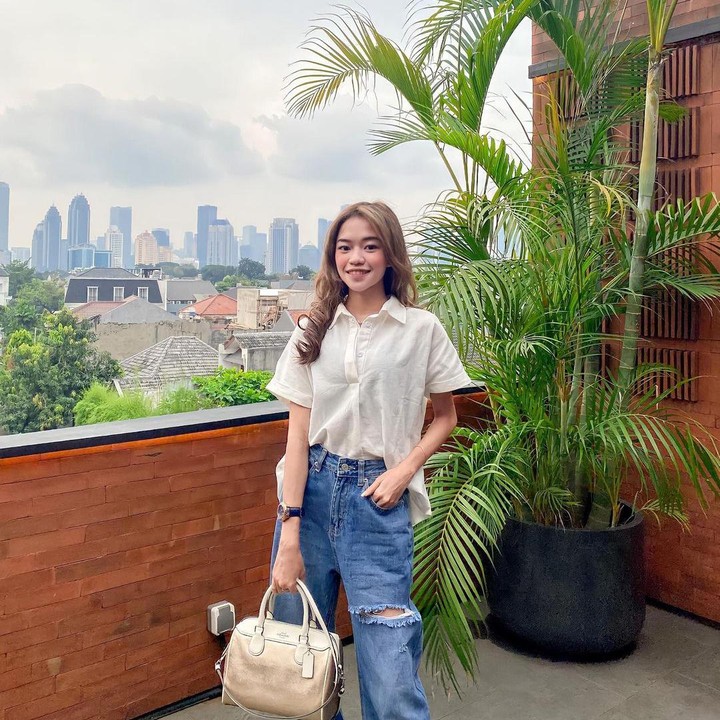 <p>Dalam setiap episode<em> Lenong Bocah,</em> Ummi selalu memperlihatkan wajah dan jutek. Namun, nyatanya ia adalah sosok yang ceria dan penuh senyum, lho. (Foto: Instagram: @ummi_quary)</p>