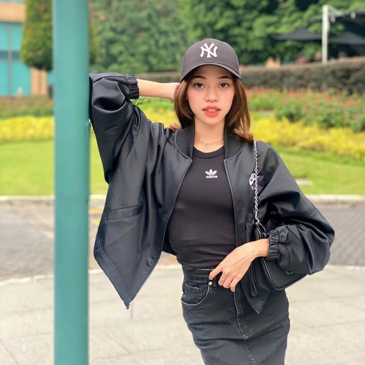 <p>Belum lama ini, Ummi kembali viral di media sosial. Lama tak muncul di layar kaca, Ummi bikin netizen pangling, Bunda. (Foto: Instagram: @ummi_quary)</p>