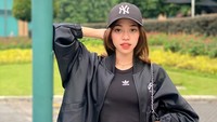 <p>Belum lama ini, Ummi kembali viral di media sosial. Lama tak muncul di layar kaca, Ummi bikin netizen pangling, Bunda. (Foto: Instagram: @ummi_quary)</p>