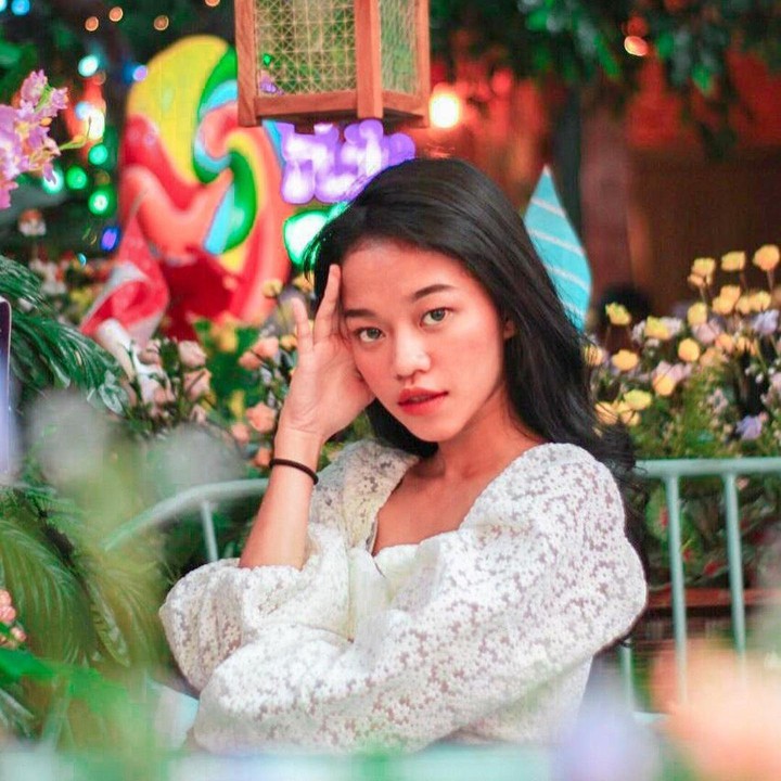 <p>Wanita yang berasal dari Bekasi, Jawa Barat ini terlihat cantik dan menawan. Ia juga memiliki ratusan ribu <em>followers</em> di Instagram. (Foto: Instagram: @ummi_quary)</p>