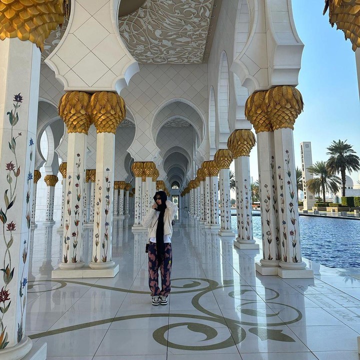 <p>Salah satu personil girlgroup Blackpink, Jennie, menikmati <em>world tour</em> sambil bereksplorasi ke sejumlah tempat. Belum lama ini, Jennie kedapatan mengunjungi salah satu masjid di Abu Dhabi. (Foto: Instagram: @jennierubyjane)</p>
