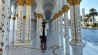 <p>Salah satu personil girlgroup Blackpink, Jennie, menikmati <em>world tour</em> sambil bereksplorasi ke sejumlah tempat. Belum lama ini, Jennie kedapatan mengunjungi salah satu masjid di Abu Dhabi. (Foto: Instagram: @jennierubyjane)</p>
