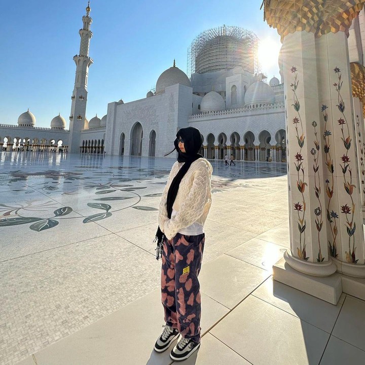 <p>Dalam foto yang ia unggah, Jennie terlihat mengenakan <em>sweater</em>, celana panjang, dan sepatu <em>casual</em>. Ia juga melengkapi tampilannya dengan kacamata hitam. (Foto: Instagram: @jennierubyjane)</p>