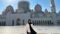 5 Potret Jennie BLACKPINK Berkerudung Kunjungi Masjid, Netizen Beri Pujian