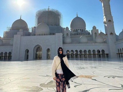 5 Potret Jennie BLACKPINK Berkerudung Kunjungi Masjid, Netizen Beri Pujian