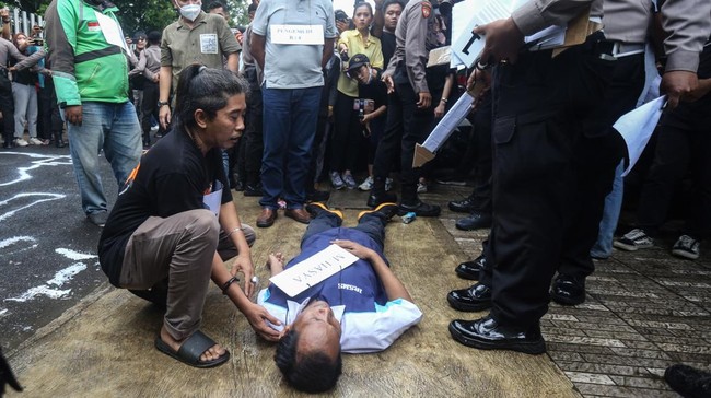 Polisi mencabut status tersangka Hasya mahasiswa UI karena ada ketidaksesuaian adminstrasi prosedur dalam penyidikan kasus kecelakaan yang merenggut nyawanya.