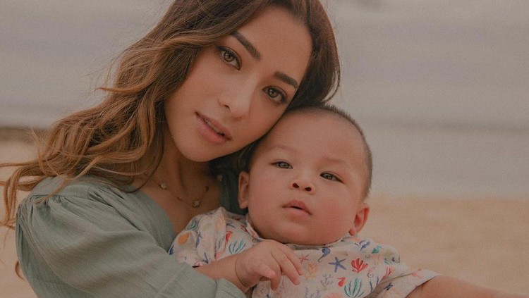 Rutinitas Nikita Willy dan Baby Izz Sebelum Tidur