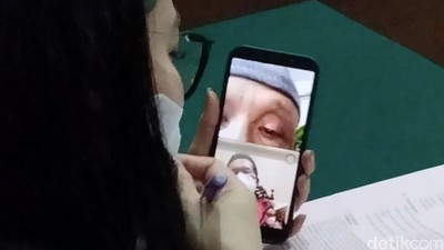 Sidang perkara pembobolan rekening BCA oleh tukang becak. (Praditya Fauzi Rahman/detikJatim) Sidang perkara pembobolan rekening BCA oleh tukang becak. (Praditya Fauzi Rahman/detikJatim)