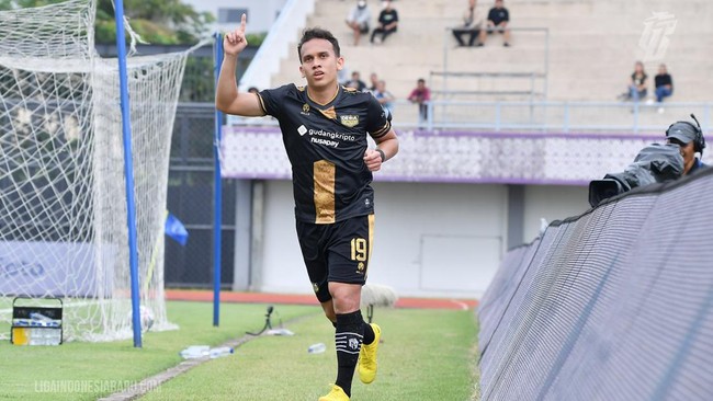 Egy Maulana Vikri cuma membutuhkan waktu 17 menit untuk mencetak gol debut di Liga 1 2022/2023 bersama klub barunya Dewa United, Kamis (2/2).
