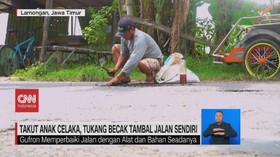 VIDEO: Takut Anak Celaka, Tukang Becak Tambal Jalan Sendiri