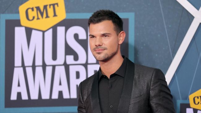 Dalam Speak Now, ada sejumlah lagu yang diduga mengisahkan hubungan asmara Taylor Swift dengan dua pria: Taylor Lautner dan John Mayer.