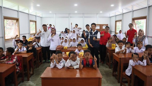 Telkom menyerahkan bantuan berupa sekolah sementara sebagai bentuk dukungan bagi masyarakat yang terdampak bencana gempa bumi Cianjur.