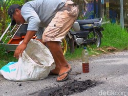 Bermodal Palu-Batu, Tukang Becak Tambal Sendiri Jalan Rusak di Lamongan