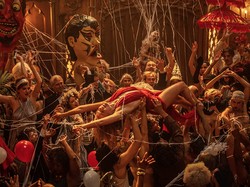 Review Babylon: Perayaan Sinema yang Liar