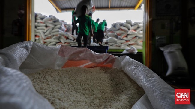 Perum Bulog memperbolehkan pedagang eceran untuk membeli beras SPHP Bulog lebih dari 2 ton per transaksi.