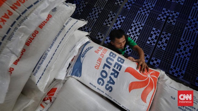 Kepala Gudang Bulog dimutasi imbas viral buruh mandi beras di Surabaya, Jawa Timur.