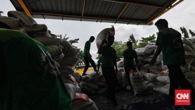 FOTO: Gelontoran Beras Impor Mulai Banjiri Pasar Induk Cipinang