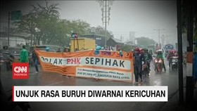VIDEO: Demo PHK Sepihak Buruh Diwarnai Kericuhan