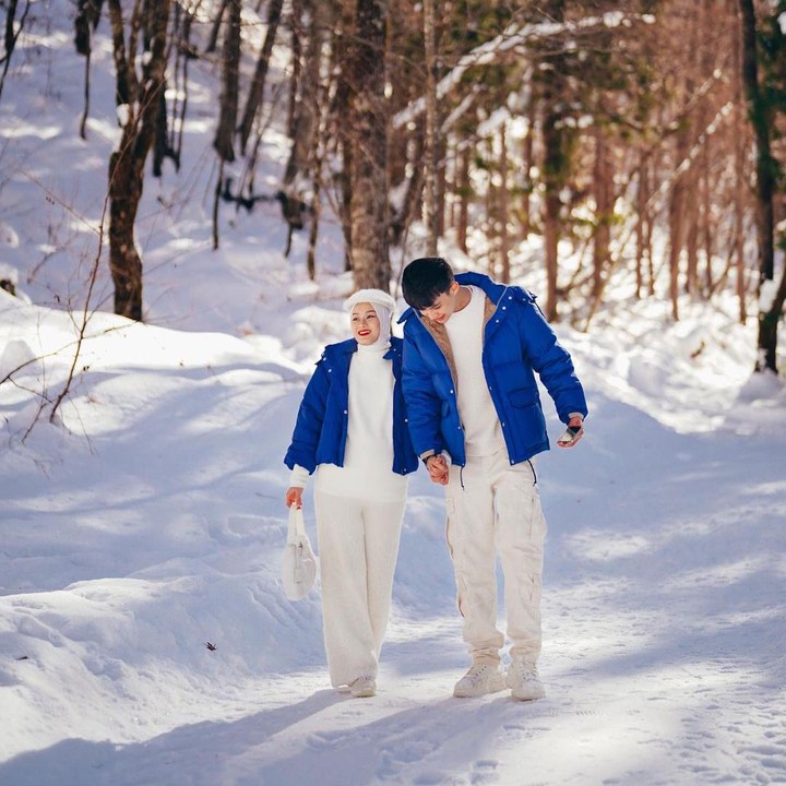<p>Dengan tangan saling menggenggam, Dinda dan Rey tampak romantis dibalu<em>t winter coat</em> yang lagi-lagi senada. Atas permintaan Dinda, mereka juga melakukan<em> maternity shoot</em> di Osaka lho, Bunda. Meleleh banget, ya! (Sumber: Instagram @dindahw)</p>