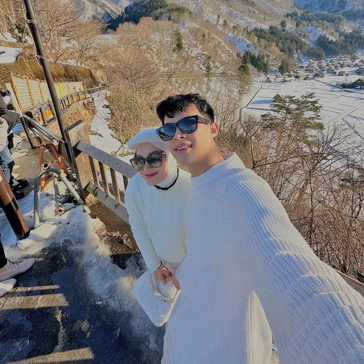 <p>Di foto berbeda, Dinda menuliskan kode jalan-jalan lagi di captionnya "Bumil bm an, bulan depan udah gaboleh naik pesawat nih masih ada 2 minggu lagi @rey_mbayang yuk!" Rey pun berkomentar, "Yuk, mau kemana kita?" Gemas, ya? (Sumber: Instagram @dindahw)</p>