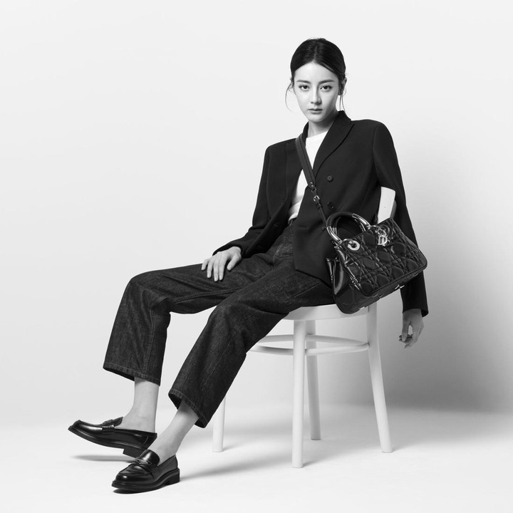 <p>Perempuan kelahiran 3 Juni 1992 ini juga sering diundang ke acara fashion dan lauching brand ternama. Pada awal tahun ini, Dilraba dipercaya sebagai brand ambassador DIOR. (Foto: dok. Twitter @dior)</p>