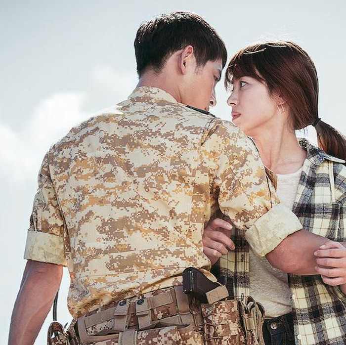 Drama korea yang harus kamu tonton di Hari Valentine / Foto: Netflix/Descendants of the Sun 7 Pasangan Ikonik di Drakor yang Tampak Serasi dan Jadi Favorit!