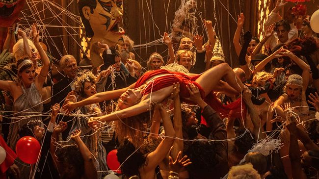 Babylon yang bertabur bintang menuai banyak kritik mengenai pengembangan plot yang dinilai kritikus film tidak fokus dan tidak jelas. 