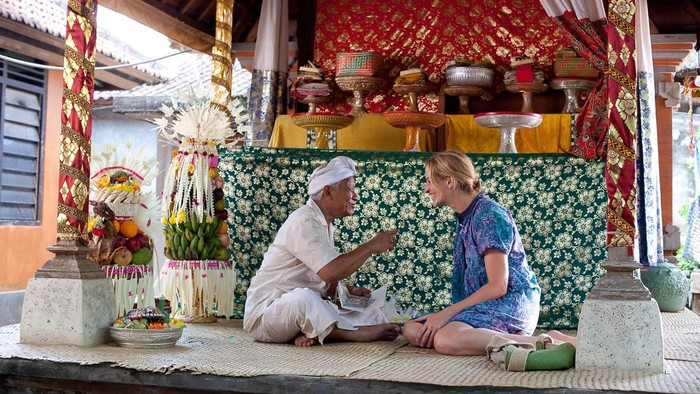 img-title 4 Film Hollywood yang Terinspirasi dari Budaya di Indonesia: Eat Pray Love!