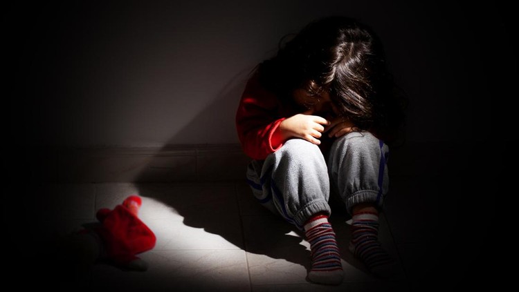 Ilustrasi Penculikan Anak di Sekolah young girl sitting down alone in the dark.