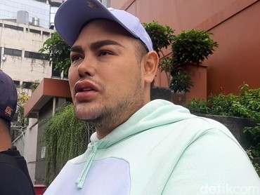 img-title Menyesal Ganti Model Rambut Conrow, Ivan Gunawan: Bikin Kepala Sakit