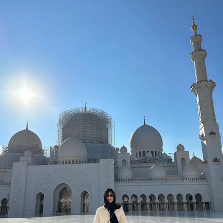 <p>Mengenakan pakaian tertutup, Jennie BLACKPINK mengunjungi Masjid Agung Sheikh Zayed pada 2023 lalu di sela-sela tur dunia BLACKPINK. (Foto: Instagram @jennierubyjane)</p>
