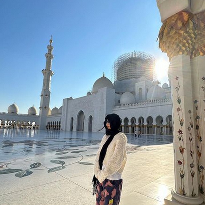 <p>Jennie BLACKPINK merupakan salah satu artis Korea Selatan yang pernah mengunjungi Sheikh Zayed Grand Mosque atau Masjid Agung Sheikh Zayed. (Foto: Instagram @jennierubyjane)</p>
