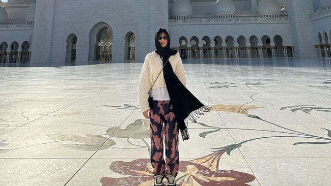 Foto Jennie BLACKPINK mengenakan kain hitam di kepala seperti hijab saat mengunjungi masjid di Abu Dhabi viral di media sosial. 