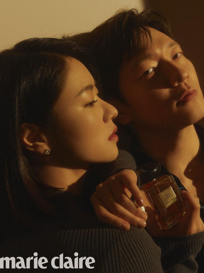Tak hanya itu saja, pemotretan kali ini pun bekerjasama dengan Armani Prive sekaligus memperkenalkan parfum terbaru mereka, Sangtal Dansha./ Foto: instagram.com/marieclairekorea