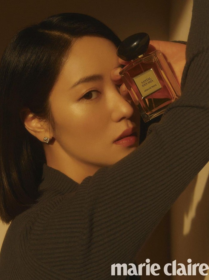 Sama seperti Son Suk Ku, Jeon Yeo Been juga tampak elegan saat berpose bersama wewangian dari Armani Prive tersebut./ Foto: instagram.com/marieclairekorea