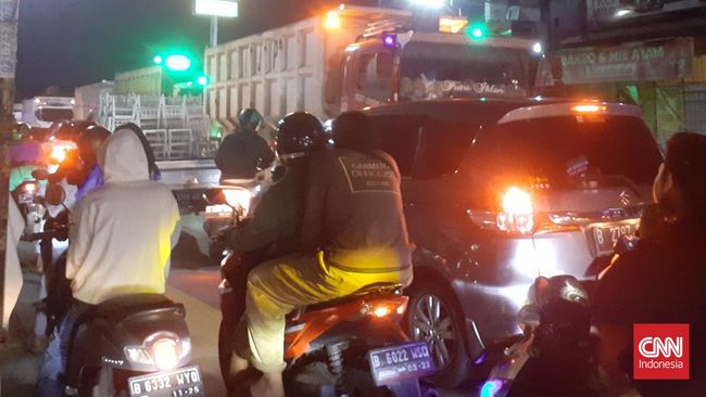 Proyek yang dilakukan memakan badan jalan, sehingga membuat kendaraan bermotor yang melintas jadi terganggu. Imbasnya, macet parah.