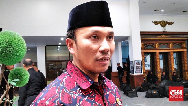 Ketua DPRD Jambi meminta Kasubbag Rumah Tangga dan Aset Sekretariat DPRD bertanggung jawab atas kecelakaan mobil dinas berisi penumpang telanjang.