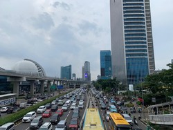 Jalan Gatot Subroto Arah Cawang Macet, Pemotor Terobos Jalur TransJ