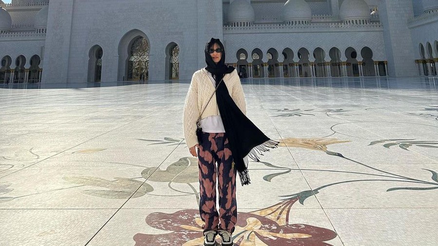 Berbalut Pashmina Saat Kunjungi Mesjid di Abu Dhabi, Jennie BLACKPINK Kembali Curi Perhatian Netizen