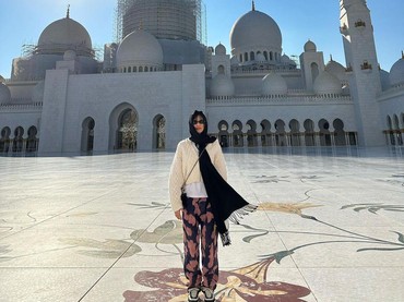 Kunjungi Abu Dhabi, Ukhti Jennie BLACKPINK Cantik Pakai Hijab