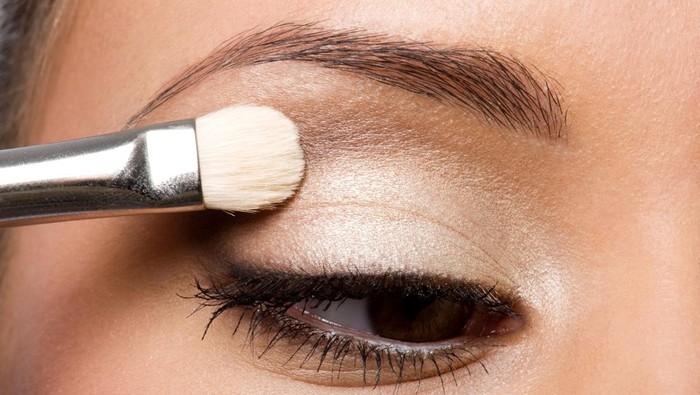 Mengaplikasikan Eyeshadow/Foto: valuavitaly.com