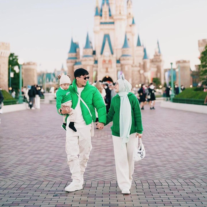 <p>Menggunakan baju senada dan membawa Saka, anak sulungnya. Dinda Haw dan Rey Mbayang terlihat mengunjungi Tokyo Disneyland. Senyum Dinda lepas banget! (Sumber: Instagram @dindahw)</p>
