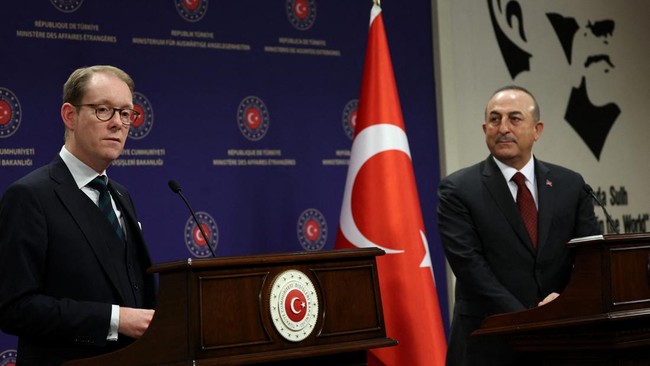 Swedia menilai Turki berlebihan dengan kekeh menolak Stockholm masuk NATO terutama setelah insiden pembakaran Al Quran oleh politikus Rasmus Paludan.