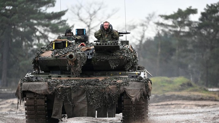 Menteri Pertahanan Jerman Boris Pistorius (kanan) duduk di sebelah tentara Jerman yang mengemudikan tank Leopard 2 saat ia mengunjungi Batalion Tank Bundeswehr 203, untuk mempelajari kinerja tank tempur utama Leopard 2, di Augustdorf, Jerman barat, pada 1 Februari , 2023. (INA FASSBENDER / AFP) (Photo by INA FASSBENDER/AFP via Getty Images)